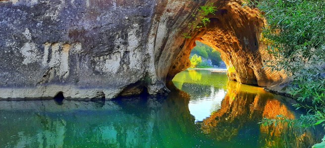 Скален мост в село ъглен, отразява се в реката и се образува форма на але или птица. Приказни цветове!