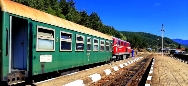 Зелено-червен влак, Родобската теснолинейка на гара Аврамово - най-визоката гара на Балканския полуостров, в слънчев есенен ден