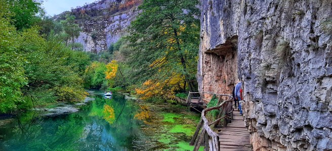 Едно от дървените мостчета на екопътека Искър-Панега и невероятните води на река Златна Панега